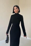 Siyah Omzu Güllü Düz Elbise