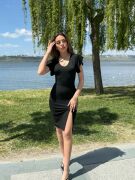 Kadın Kısa Kollu V Yakalı Kolları Volanlı Yandan Yırtmaçlı Kısa Janjan Krep Elbise