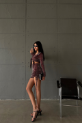 SİMLİ KUMAŞ BAĞLAMA DETAYLI CROP BLUZ -  KISA BÜZGÜ DETAYLI ETEK - Bordo