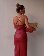 Kırmızı Sırt Dekolteli Deri Elbise