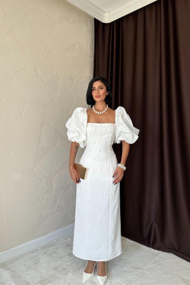 Beyaz İşlemeli Kolu Garnili Elbise