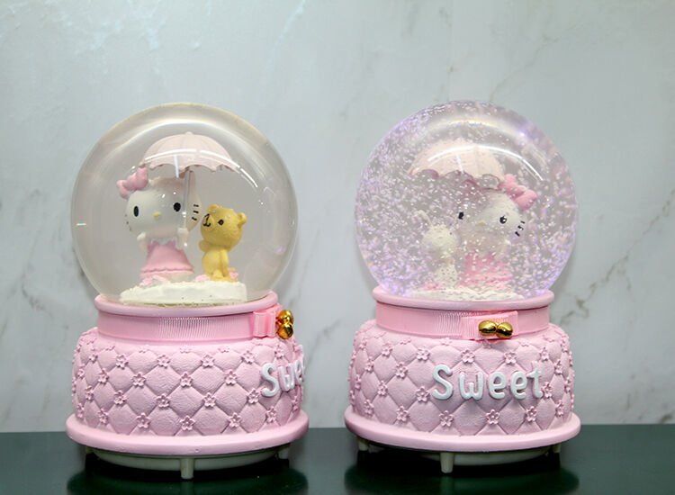 Hello Kitty İçi Dönmeli Püskürtmeli Işıklı Müzikli Kar Küresi Büyük Boy Model 1
